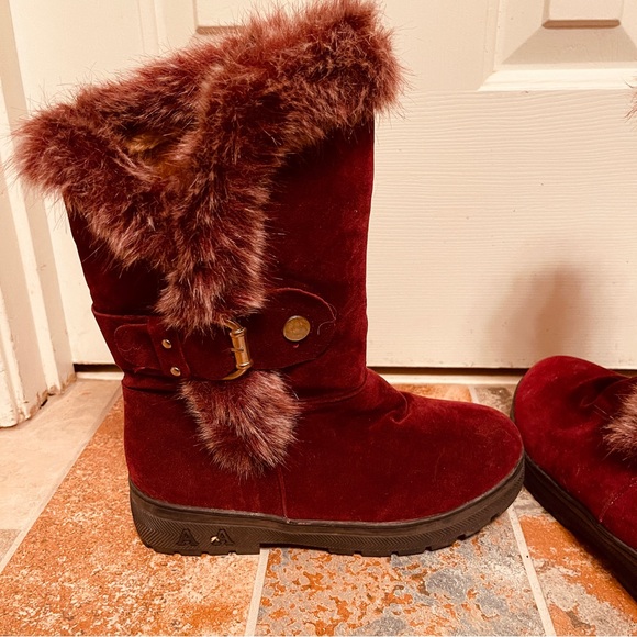 👢Beautiful Fur Top, Fur Lined Burgundy Slip On Boots! - Picture 7 of 13